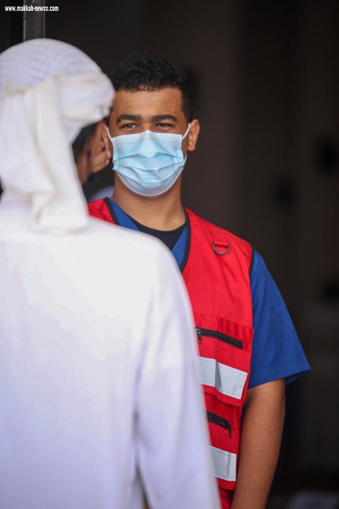 متطوعي الهلال الأحمر بجازان يقيمون نقاط فرز بصري ببعض جوامع المنطقة لمواجهة فيروس كورونا 