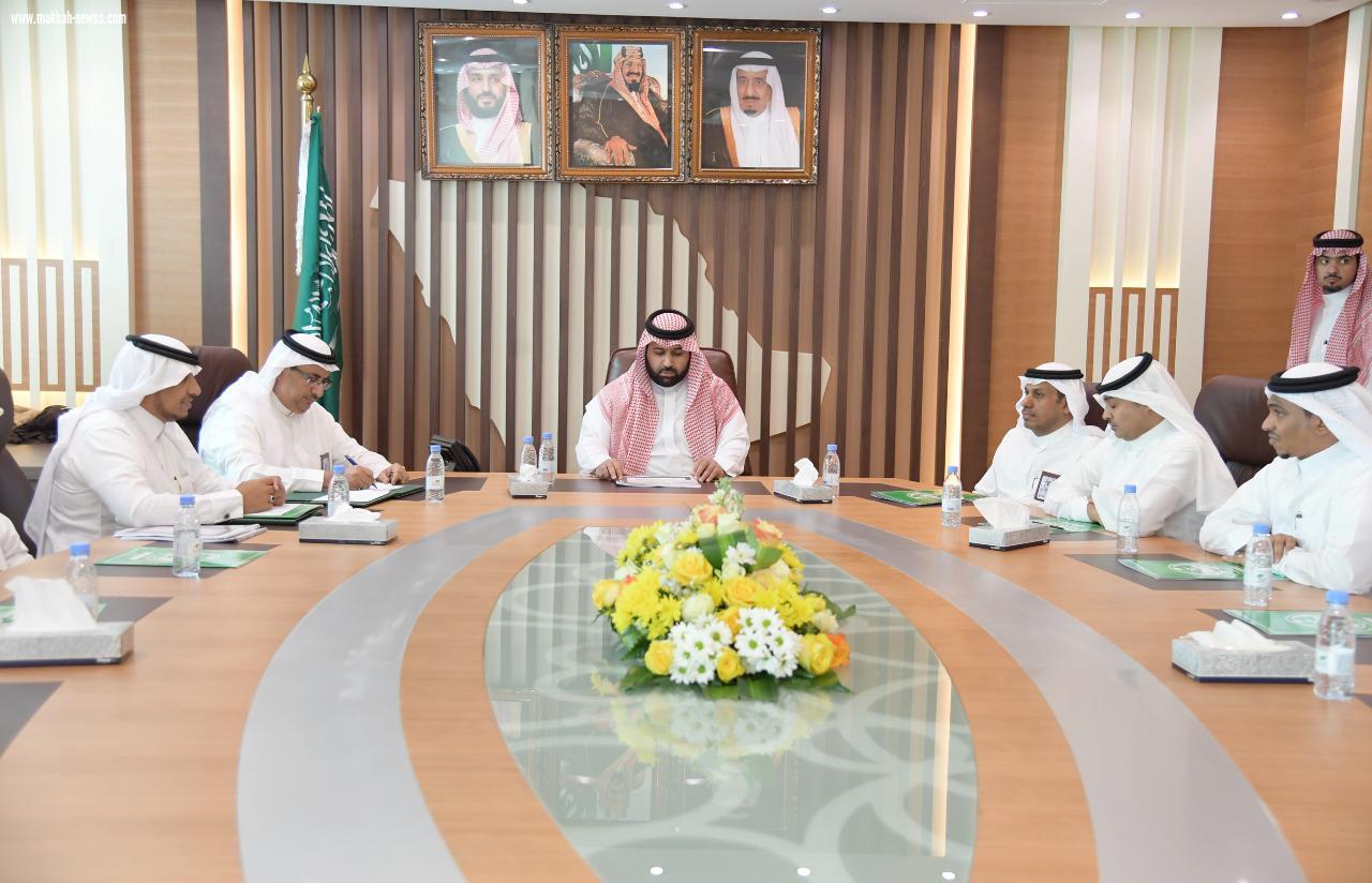 الأمير محمد بن عبدالعزيز يجتمع بمدير عام هيئة الرياضة بمنطقة جازان
