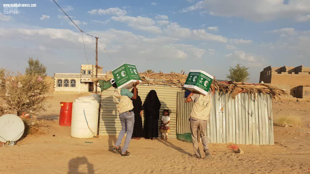 مركز الملك سلمان للإغاثة يوزع سلالاً غذائية على النازحين من صعدة إلى الجوف
