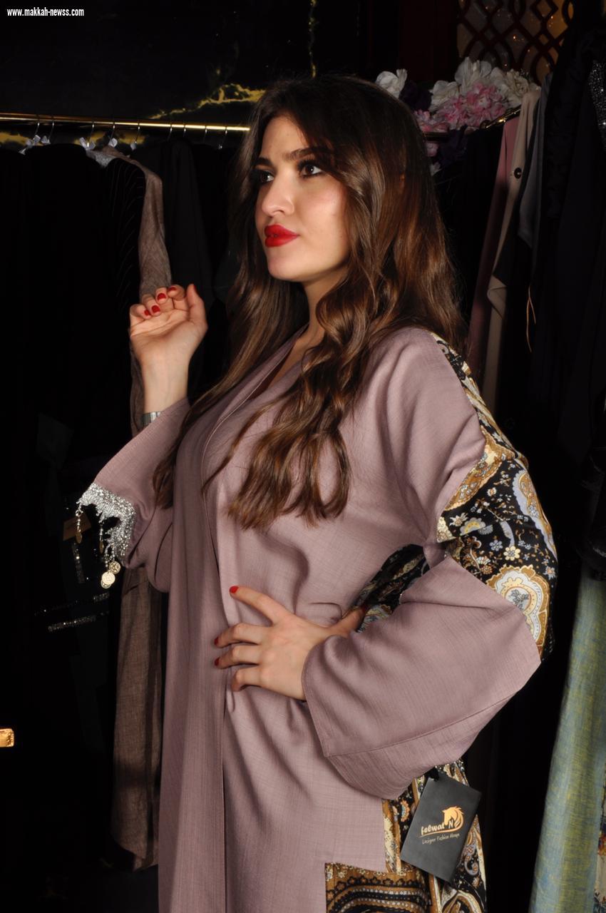 المصممة نوال العتيبي تبهر زوار معرض أنامل مكية