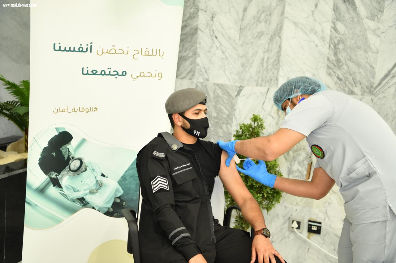 الخدمات الطبية تقدم لقاح فيروس كورونا لمنسوبي مركز العمليات الأمنية الموحدة 911 بمنطقة الرياض