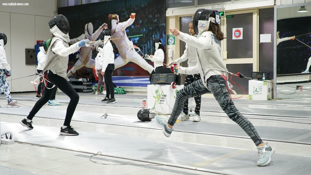 40 لاعبة في تدريبات الأكاديمية الأولمبية للمبارزة