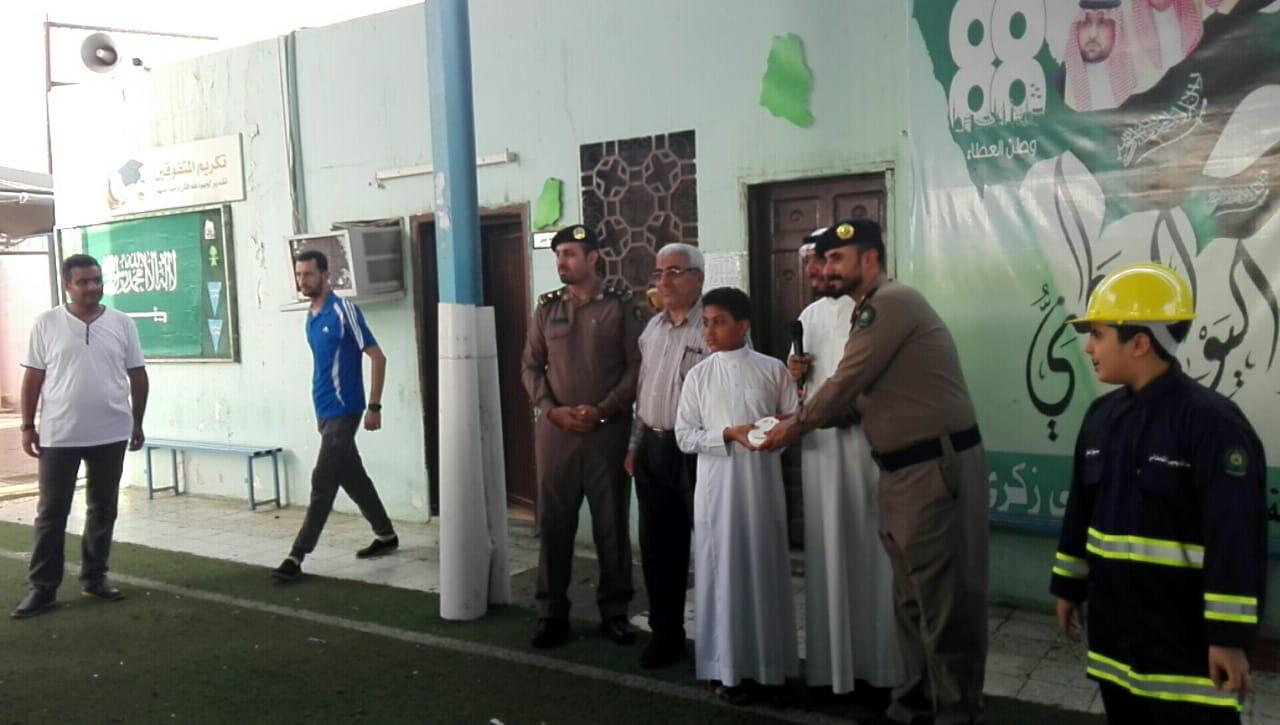 الدفاع المدني بجازان يستمر في تفعيل حملة كاشف الدخان لك أمان في مدنية جيزان وصبيا وصامطة والدائر 