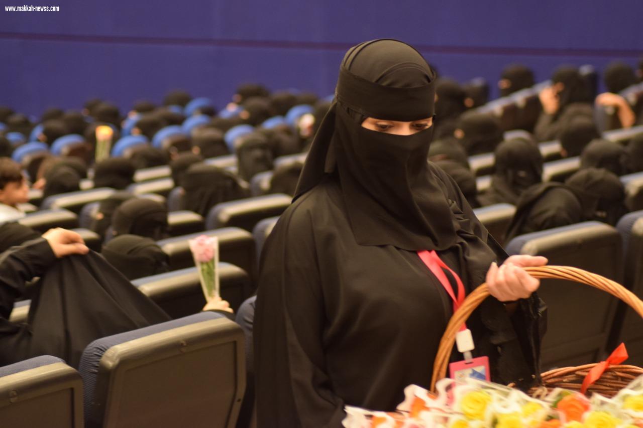 هيئة جازان توزع ٥٠٠وردة بمناسبة اليوم العالمي للمراة