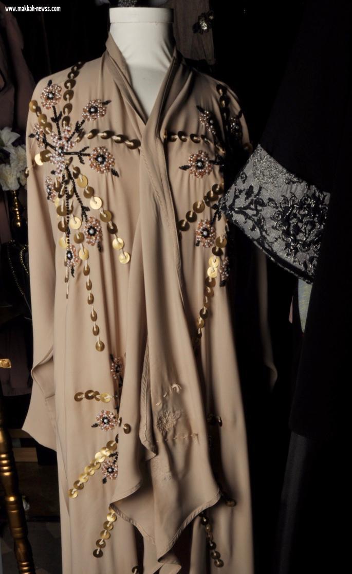 المصممة نوال العتيبي تبهر زوار معرض أنامل مكية