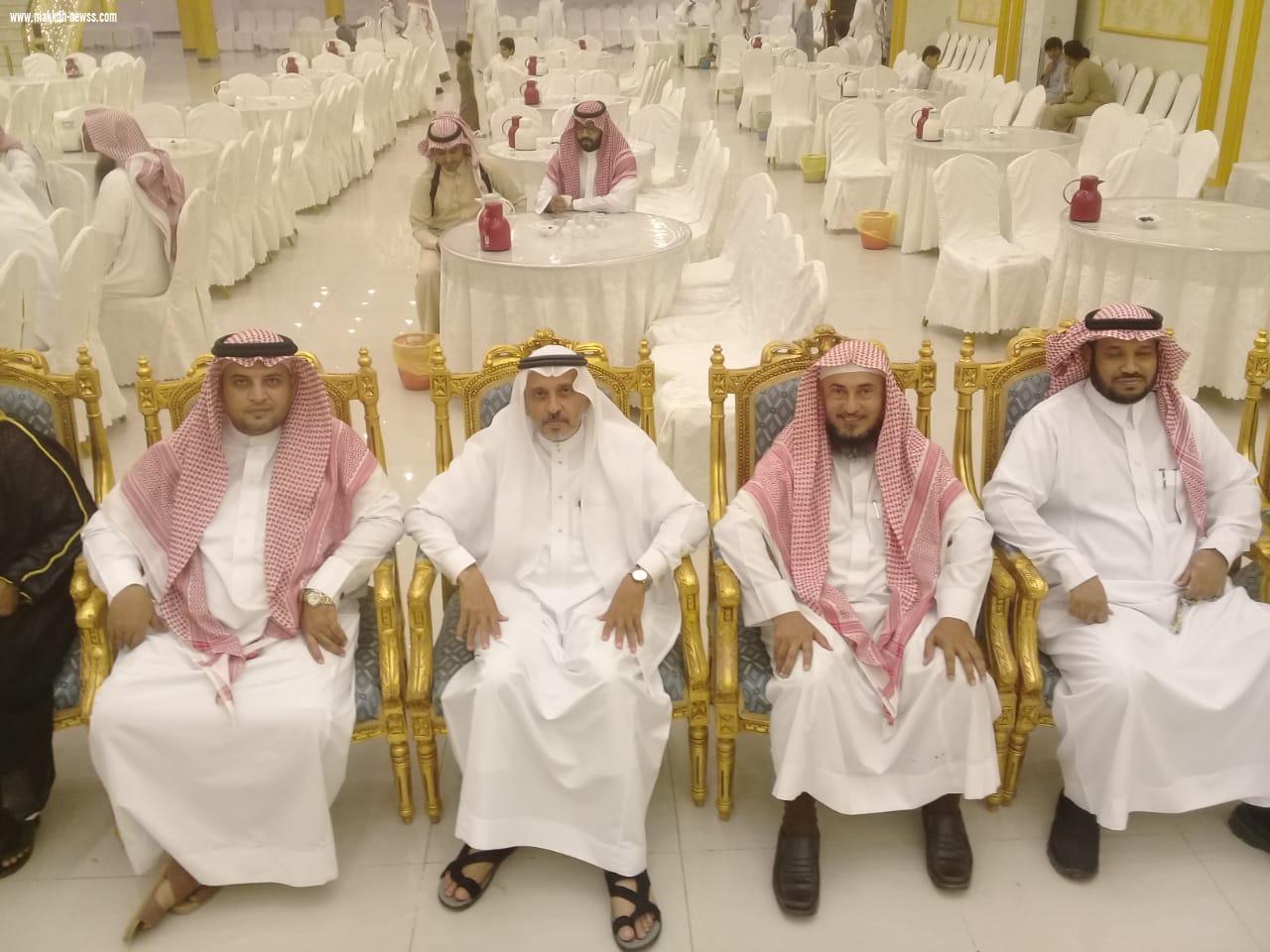 امام وخطيب جامع الطوال الاوسط يكرم الظافري لحصوله على شهادة الدكتوراه