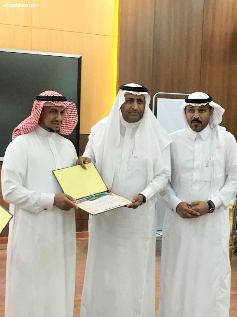 تعليم جازان يكرم المستشار الإعلامي حسن مشهور 