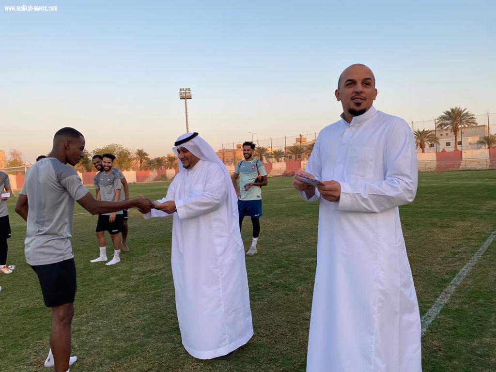 الدكتور الحبشان نيابة عن مجلس الادارة يقدم مكافات الفوز للاعبي قدم الدرعية