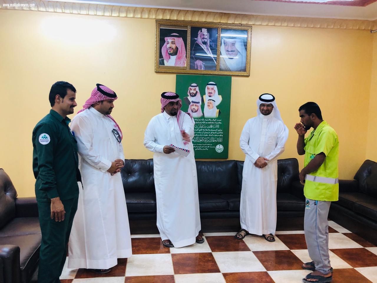 في اسبوع البيئة محافظ الريث يكرم عمال النظافه بوادي لجب