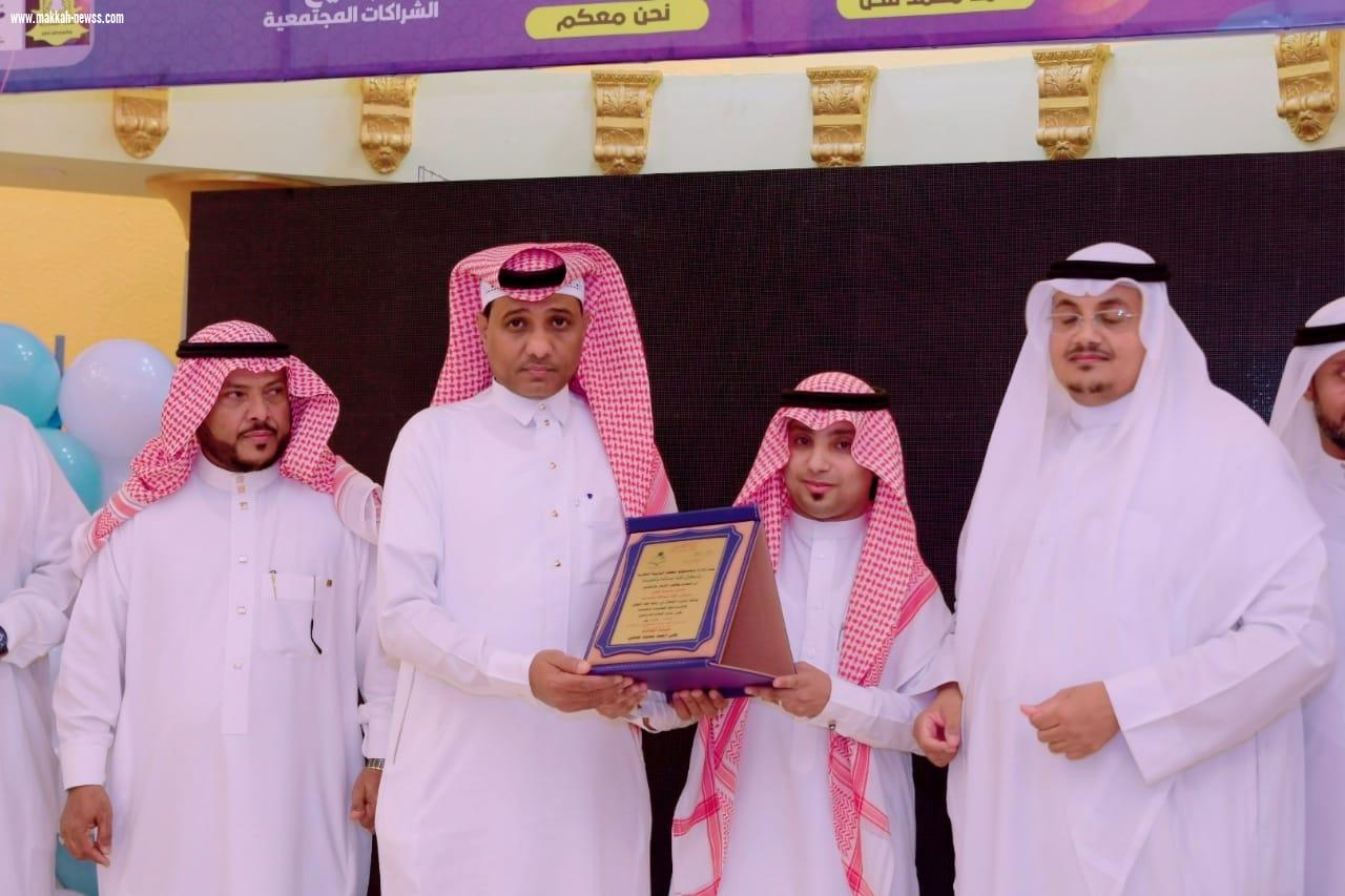 وفاءً لقائده السابق  معهد التربية الفكرية يكرم القحل والطلاب المتميزين بالمعهد