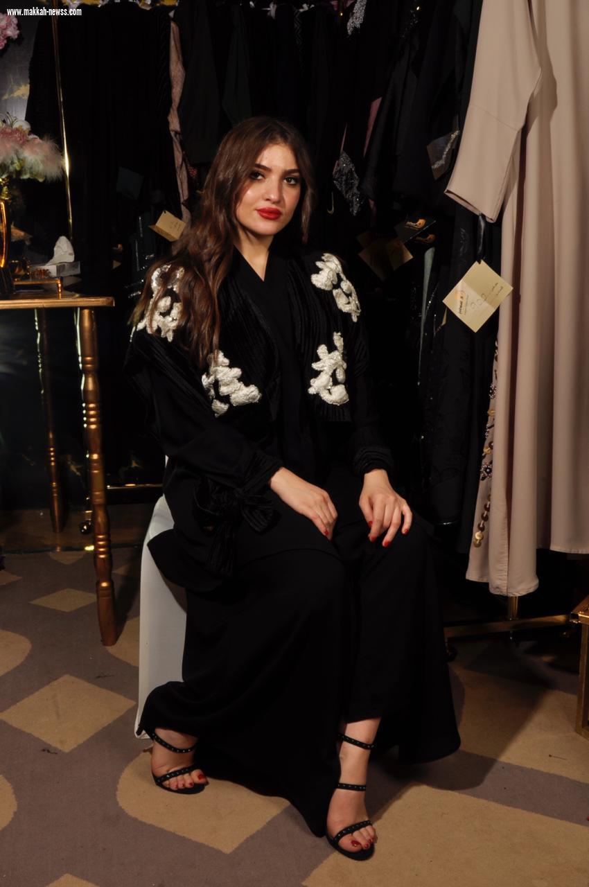 المصممة نوال العتيبي تبهر زوار معرض أنامل مكية