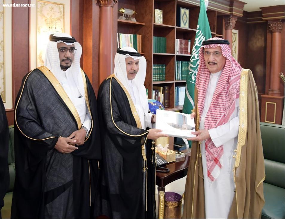 الأمير محمد بن ناصر يتسلم التقرير السنوي لجامعة جازان 