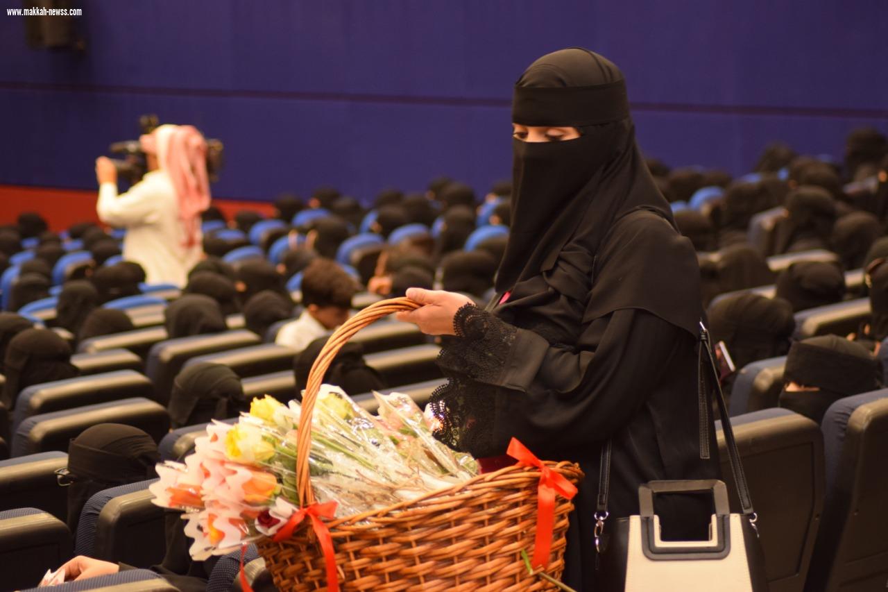 هيئة جازان توزع ٥٠٠وردة بمناسبة اليوم العالمي للمراة
