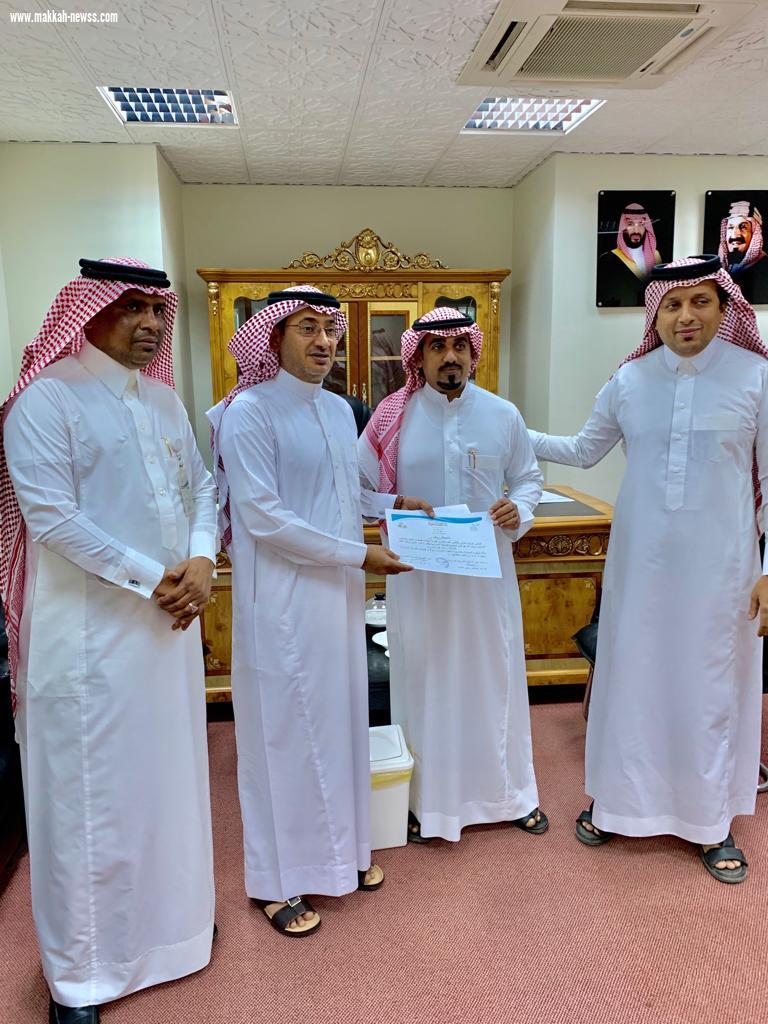 مدير الصحة المدرسية بإدارة تعليم صبيا يكرم الخشوري