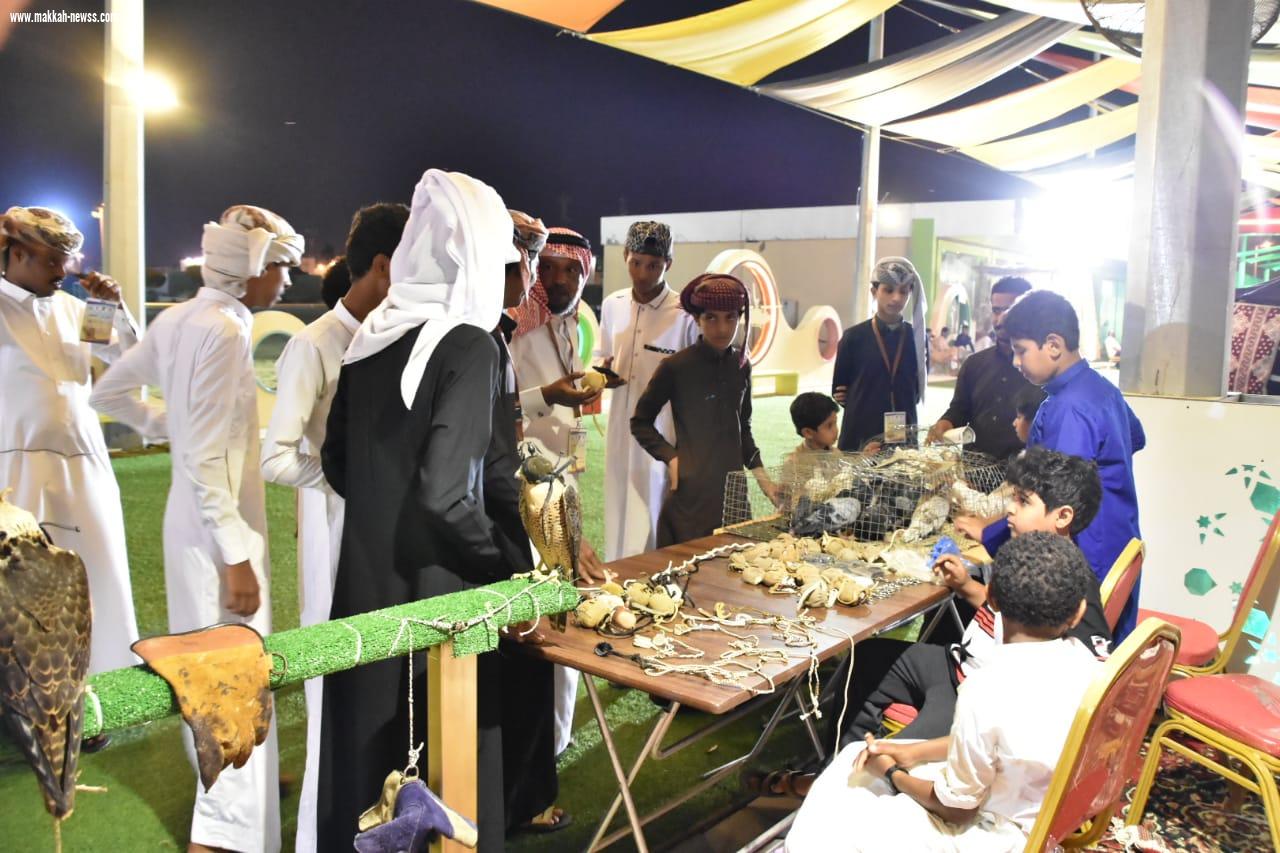 الزوار يتعرفون على أنواع الصقور ويلتقطون الصور التذكارية