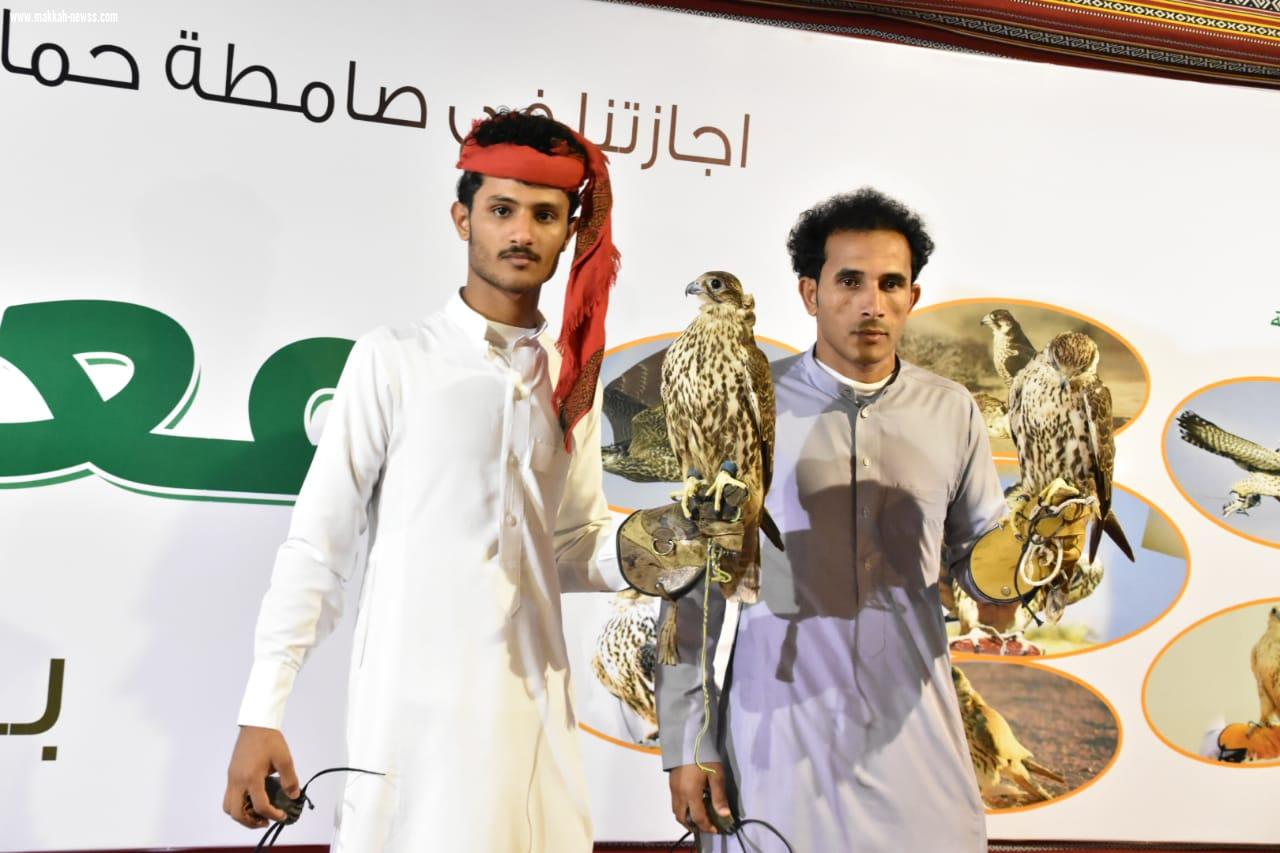 الزوار يتعرفون على أنواع الصقور ويلتقطون الصور التذكارية