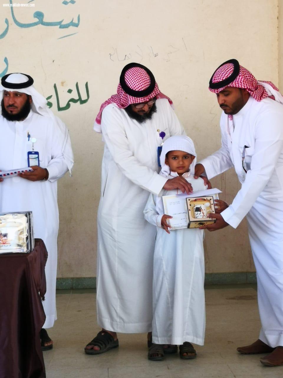 مجمع عمود التعليمي يكرم الطلاب المتفوقين