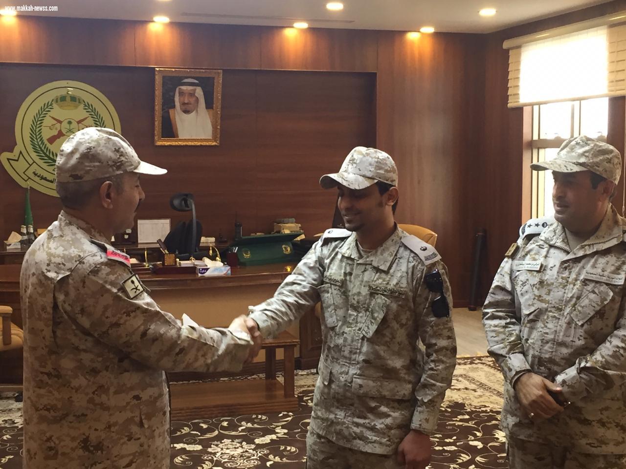 قائد قوة جازان العمري يقلد الرائد مهندس أبوبكر يحي محرق رتبته الجديدة