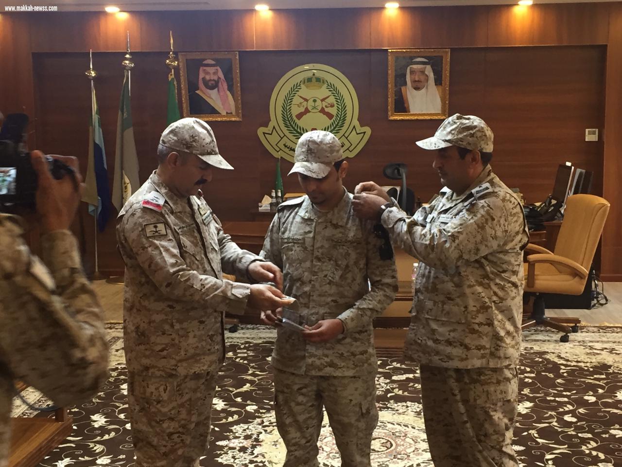 قائد قوة جازان العمري يقلد الرائد مهندس أبوبكر يحي محرق رتبته الجديدة