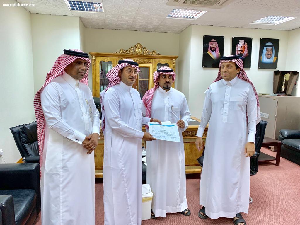 مدير الصحة المدرسية بإدارة تعليم صبيا يكرم الخشوري