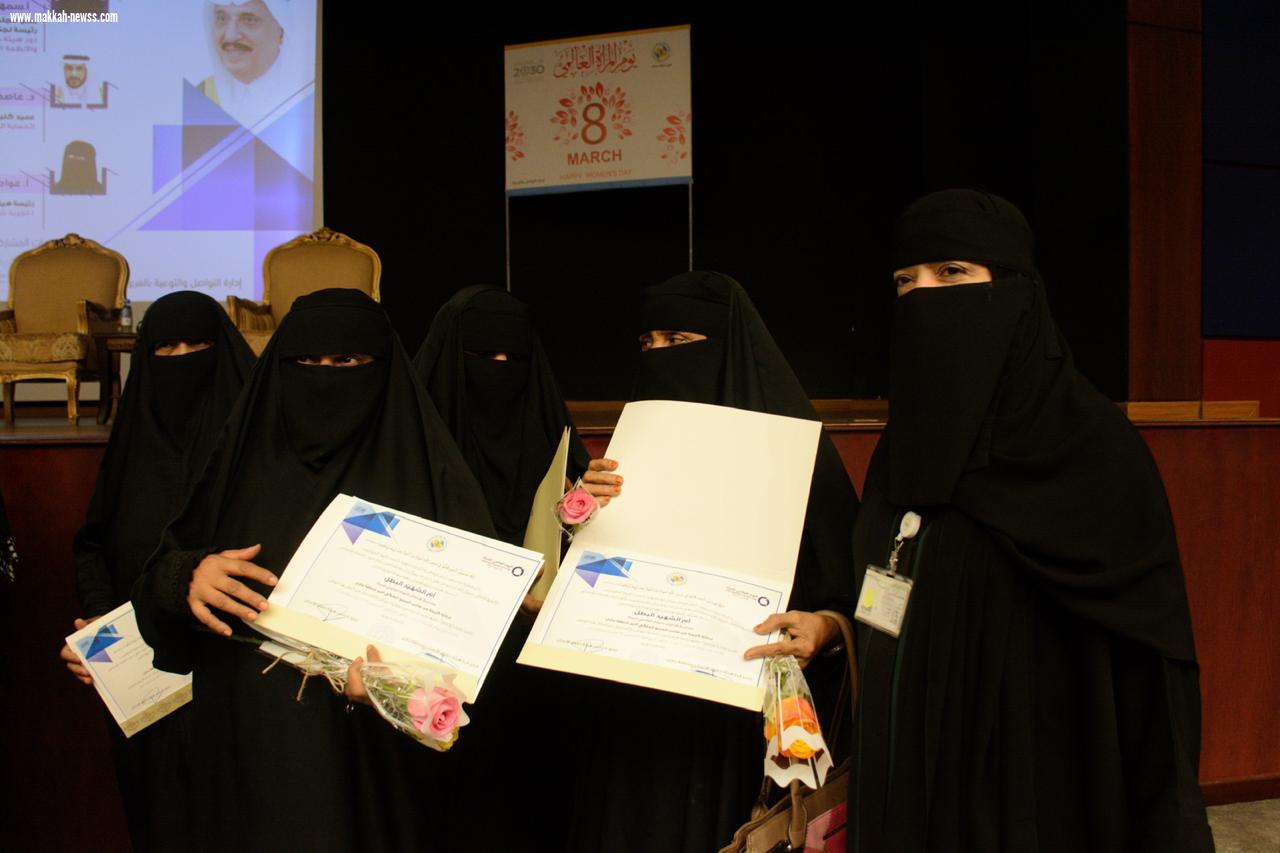 هيئة جازان توزع ٥٠٠وردة بمناسبة اليوم العالمي للمراة