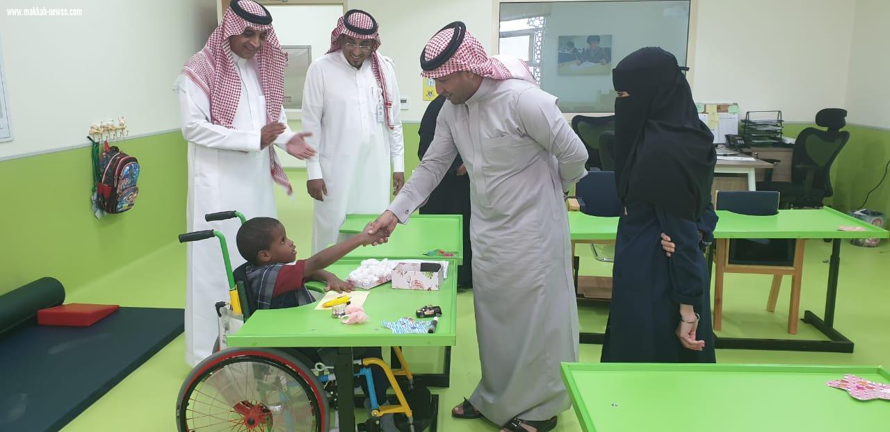 مذيع العربية (الطميحي) يزور مركز جمعية الأطفال المعوقين في جازان