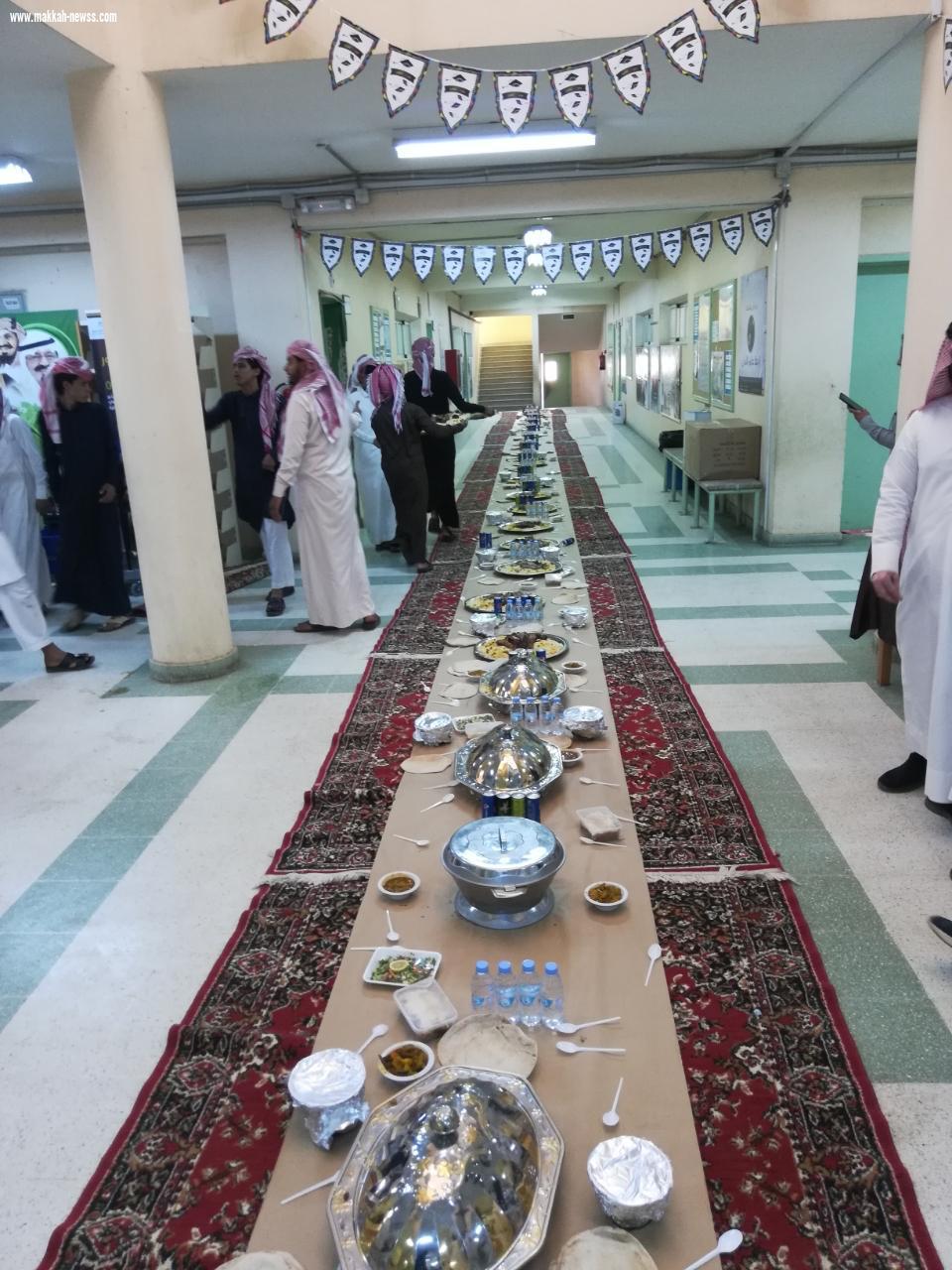 مجمع عمود التعليمي يكرم الطلاب المتفوقين