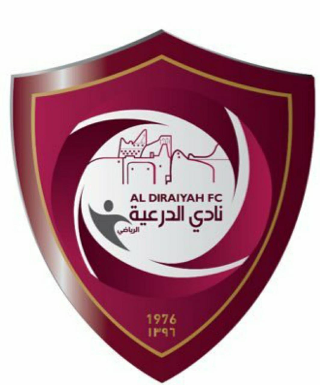 الدكتور الحبشان نيابة عن مجلس الادارة يقدم مكافات الفوز للاعبي قدم الدرعية