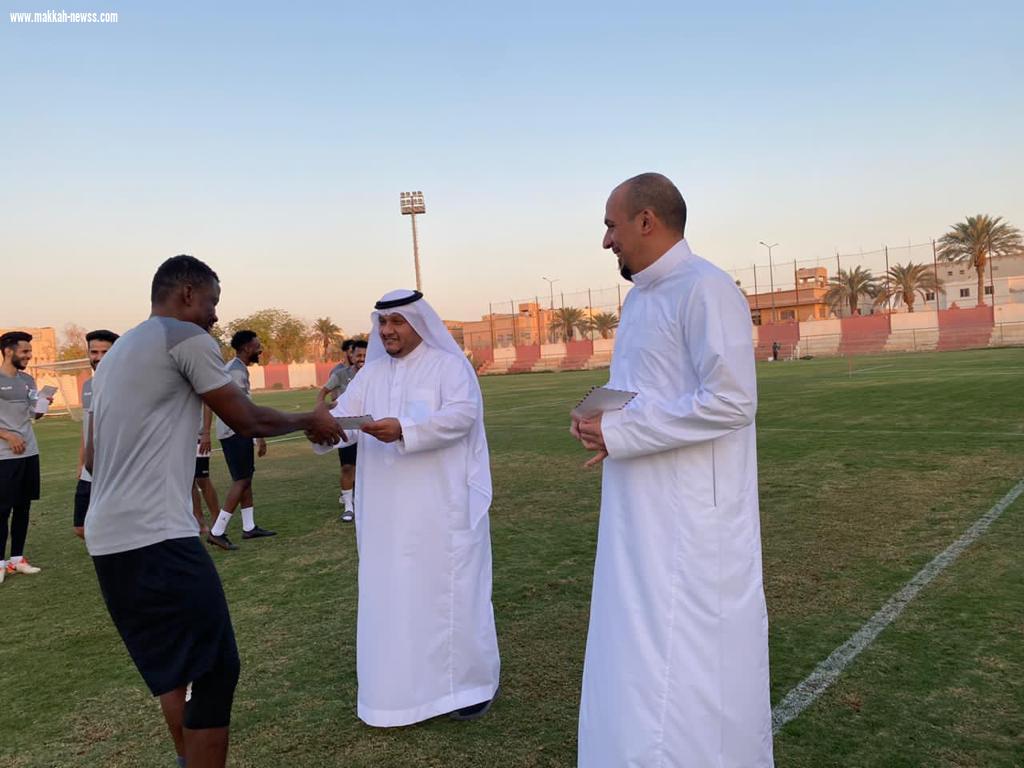 الدكتور الحبشان نيابة عن مجلس الادارة يقدم مكافات الفوز للاعبي قدم الدرعية