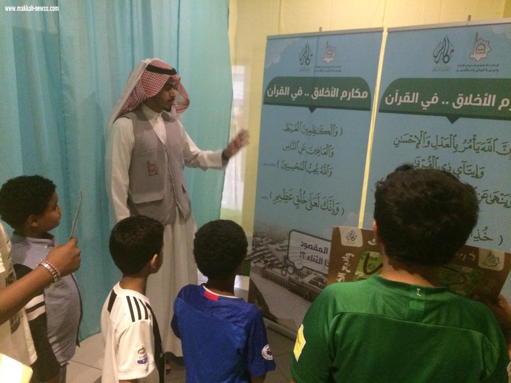نادي حي الإمام عاصم يزور معرض اخلاقنا مكارم في توعية الجاليات بالأحساء 