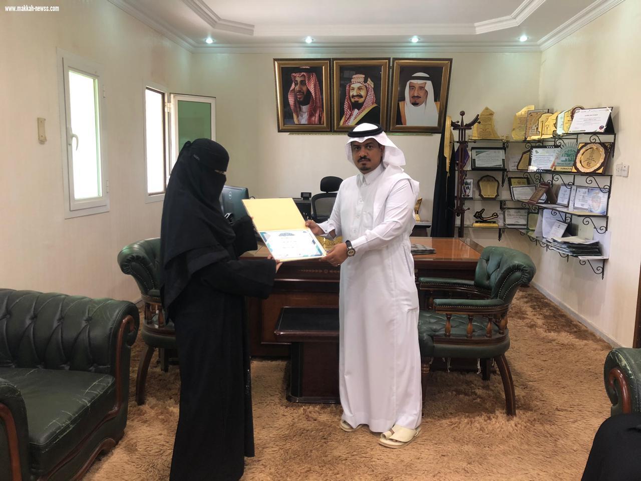 تزامناً مع اليوم العالمي للمرأة: رئيس بلدية محافظة صامطة يكرم موظفات القسم النسائي