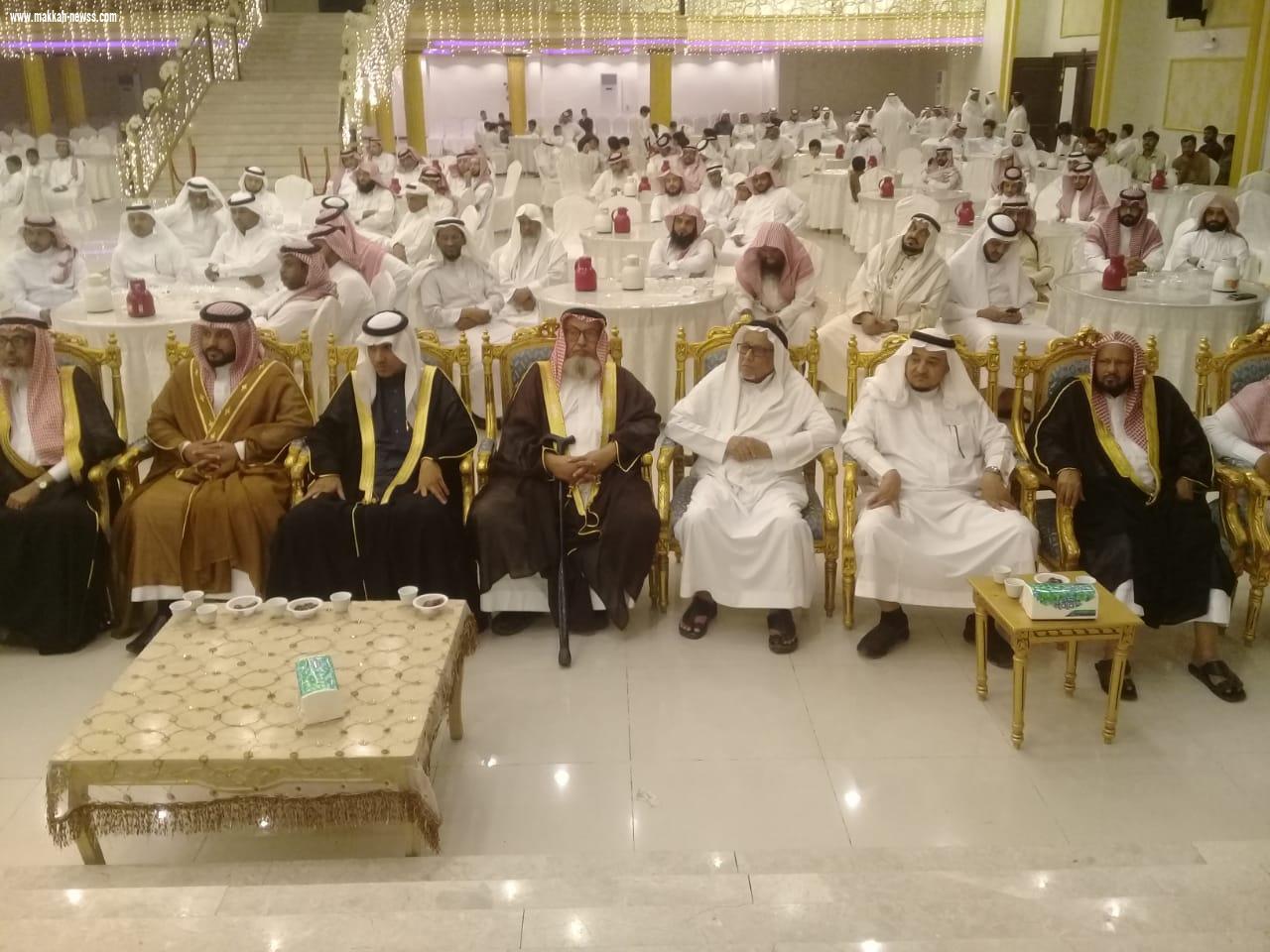 امام وخطيب جامع الطوال الاوسط يكرم الظافري لحصوله على شهادة الدكتوراه