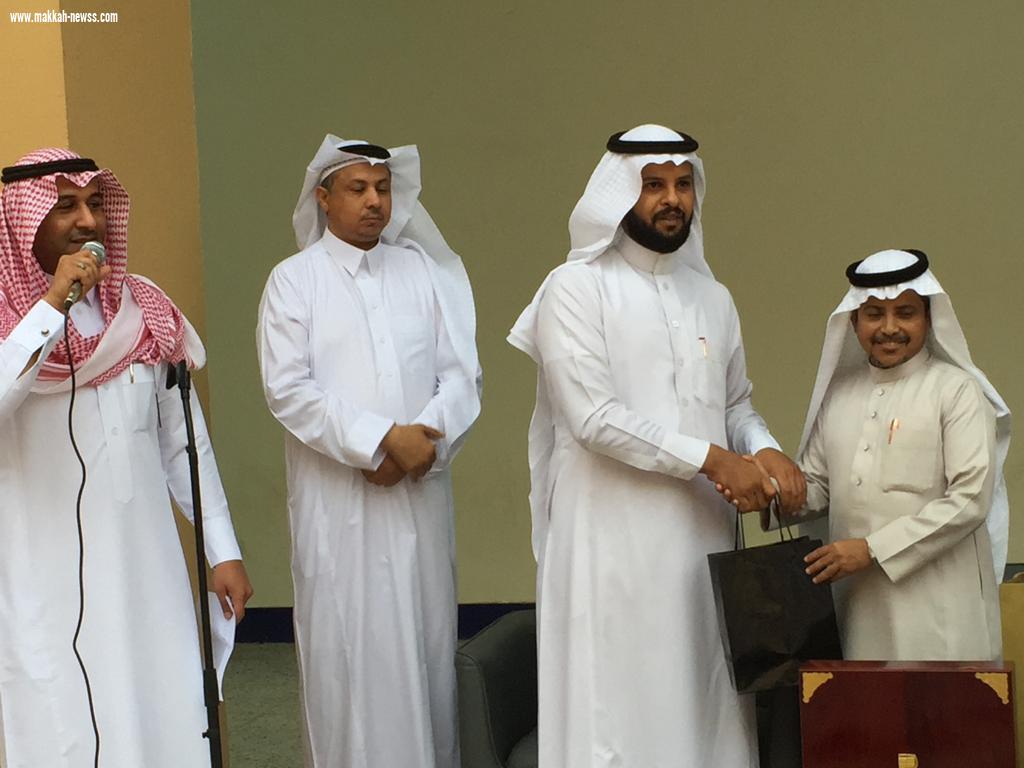 ثانوية العارضة تكرم المعيني الفائز بجائزة تحدي القراءة