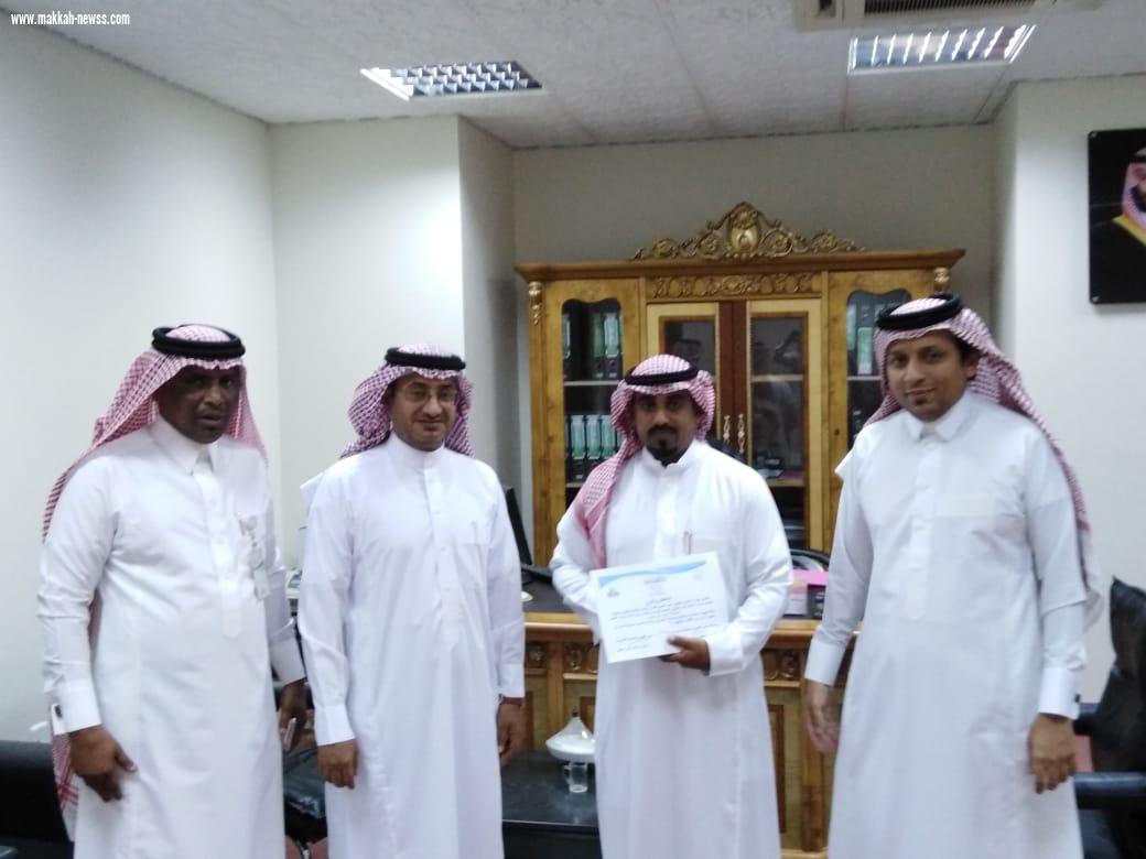 مدير الصحة المدرسية بإدارة تعليم صبيا يكرم الخشوري