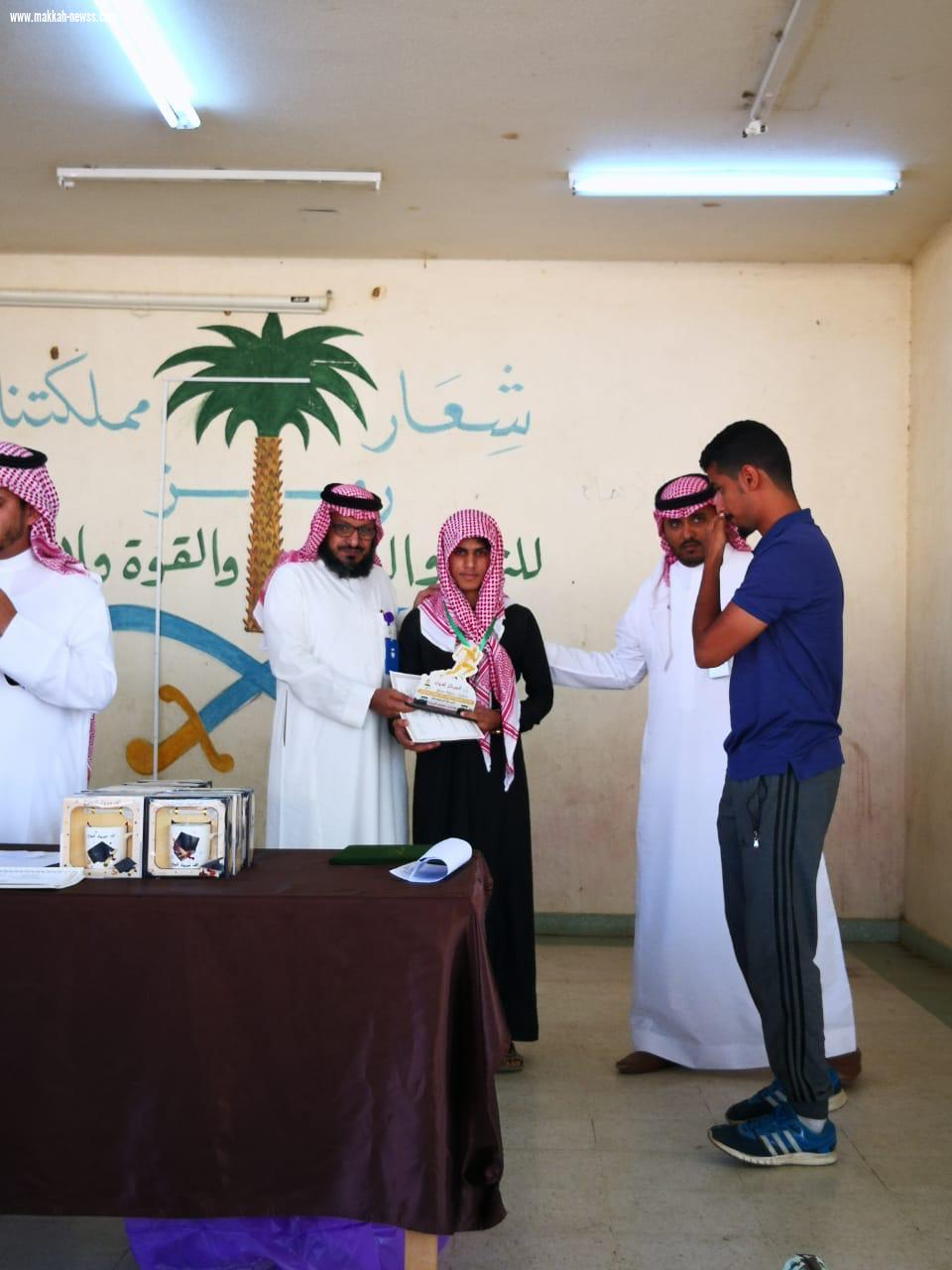 مجمع عمود التعليمي يكرم الطلاب المتفوقين