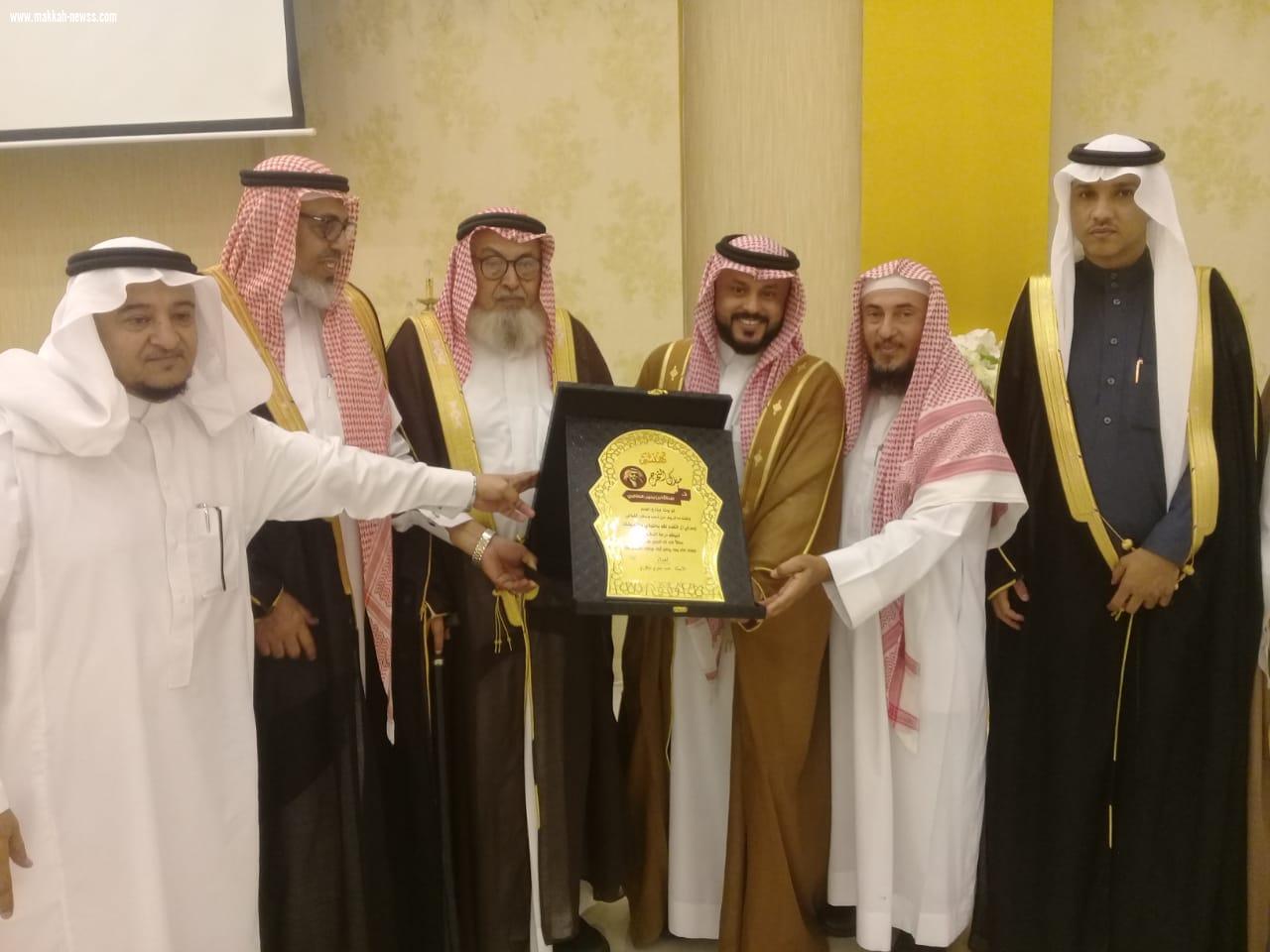 امام وخطيب جامع الطوال الاوسط يكرم الظافري لحصوله على شهادة الدكتوراه