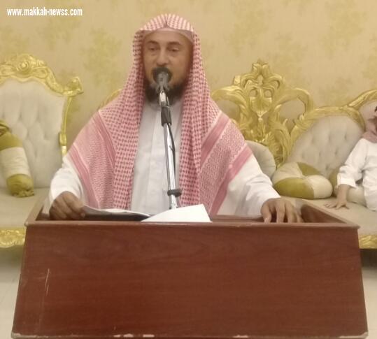 امام وخطيب جامع الطوال الاوسط يكرم الظافري لحصوله على شهادة الدكتوراه