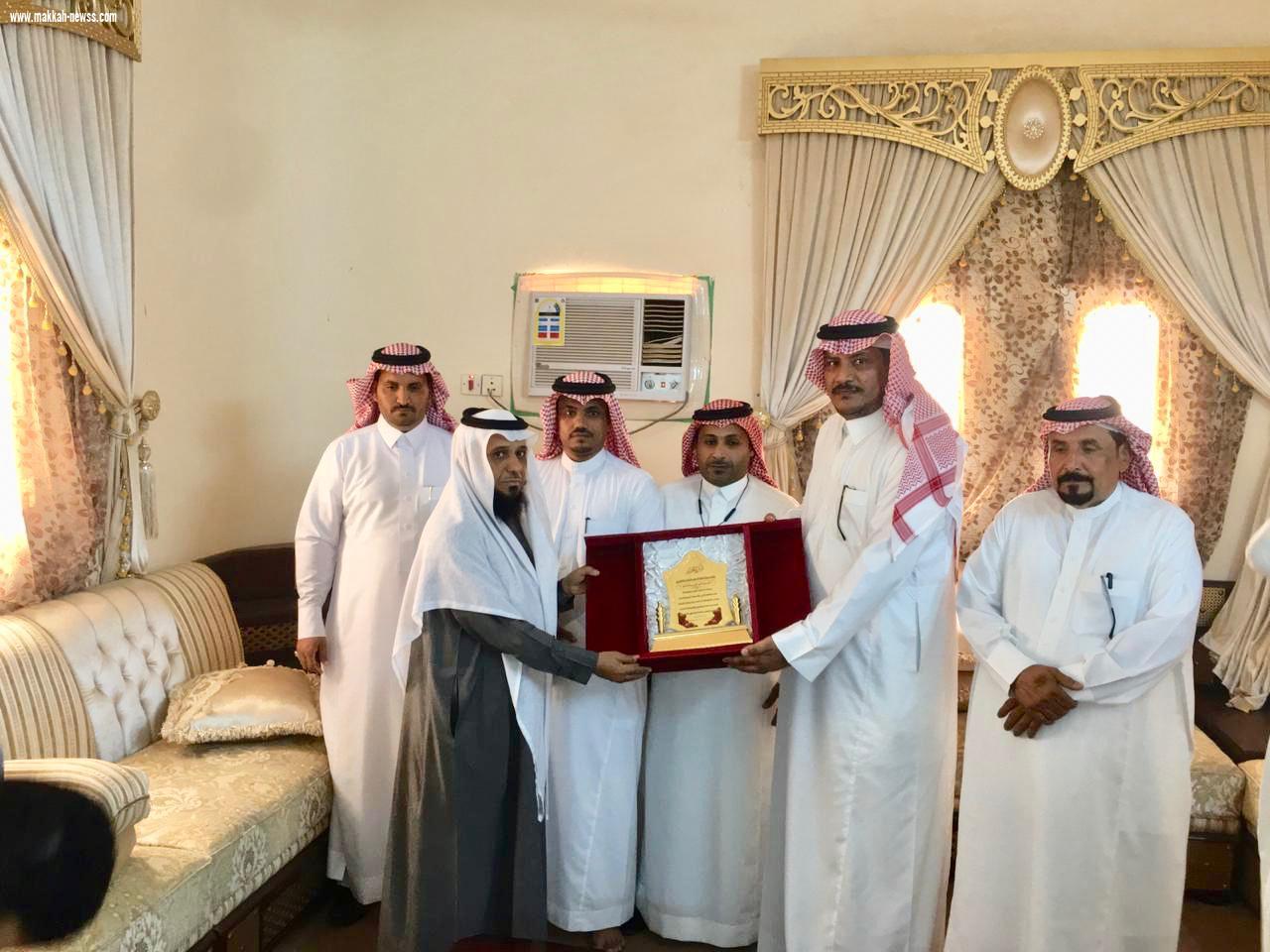 رئيس مركز الحقو يكرم الإدارات الخدميه والخيرية بمركز الحقو 