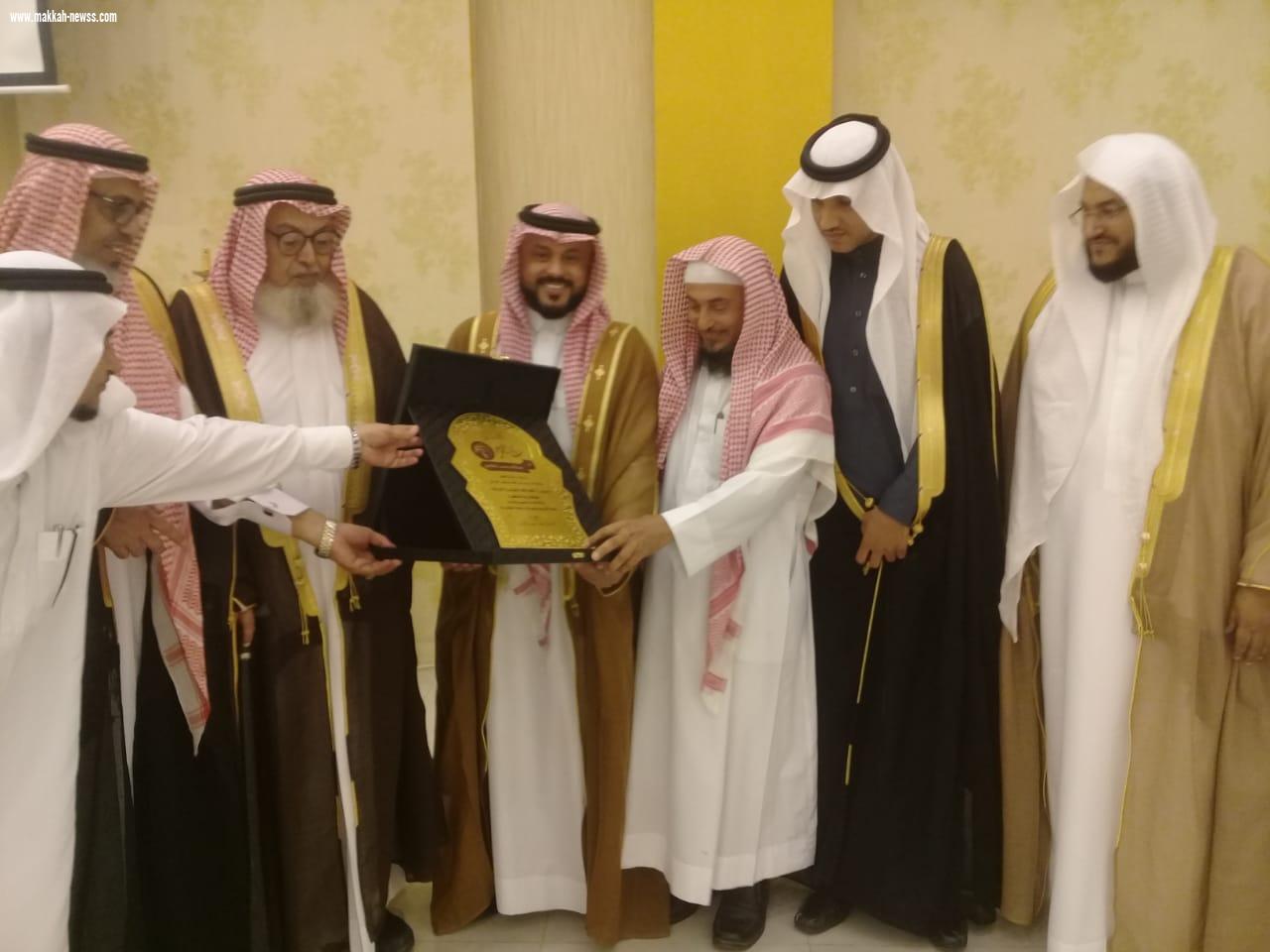 امام وخطيب جامع الطوال الاوسط يكرم الظافري لحصوله على شهادة الدكتوراه