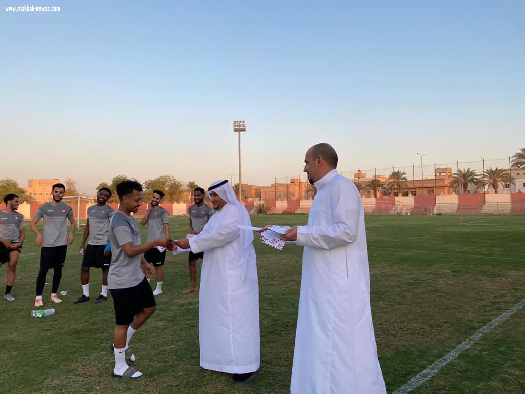 الدكتور الحبشان نيابة عن مجلس الادارة يقدم مكافات الفوز للاعبي قدم الدرعية