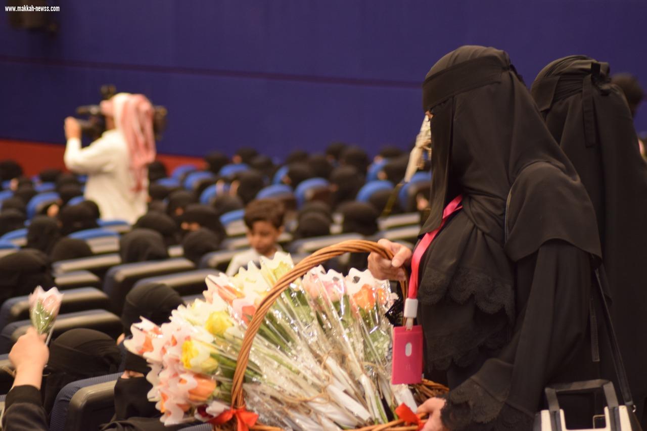 هيئة جازان توزع ٥٠٠وردة بمناسبة اليوم العالمي للمراة