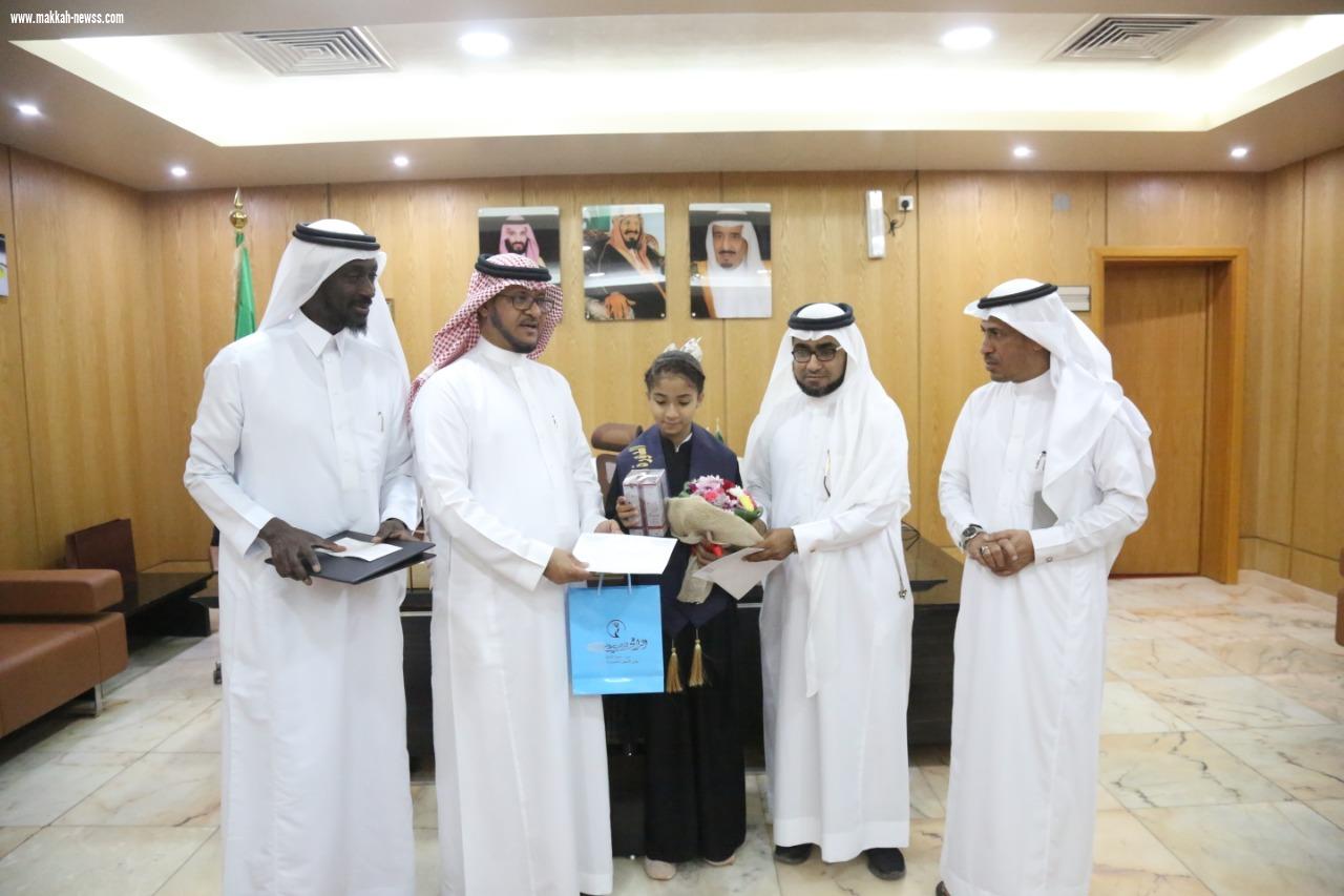 مدير تعليم صبيا  الحازمي و قيادات التعليم بالأداره في وقفة تكريم للطالبه لجين الغروي  لحصولها المركز الاول بجائزه الامير نايف للسنه النبوية 