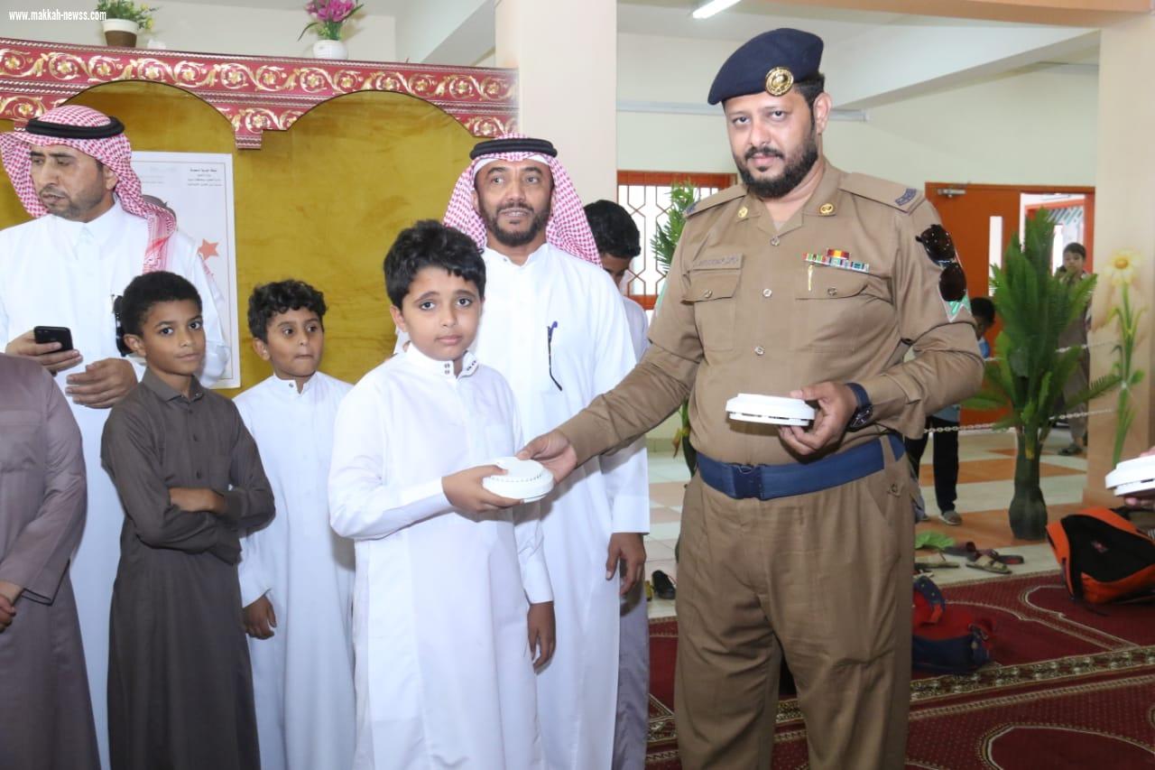 الدفاع المدني بجازان يستمر في تفعيل حملة كاشف الدخان لك أمان في مدنية جيزان وصبيا وصامطة والدائر 
