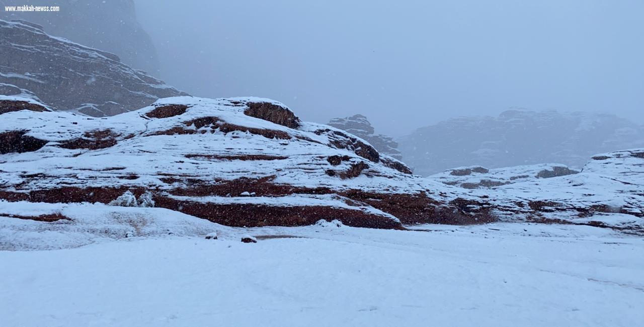 تساقط كثيف للثلوج على مرتفعات جبل اللوز بمنطقة تبوك.                                                                     