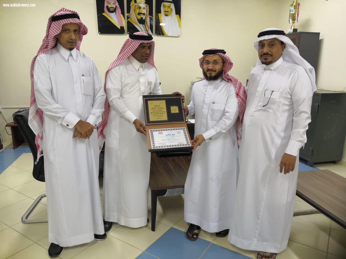 مشرف الصحة المدرسية بمكتب تعليم بيش  يكرم المحرق
