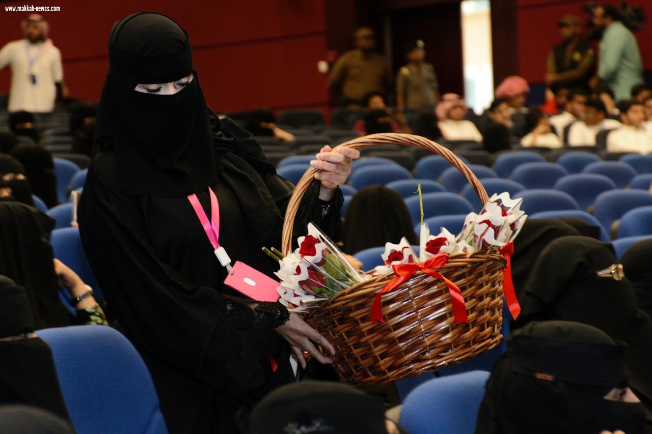 هيئة جازان توزع ٥٠٠وردة بمناسبة اليوم العالمي للمراة