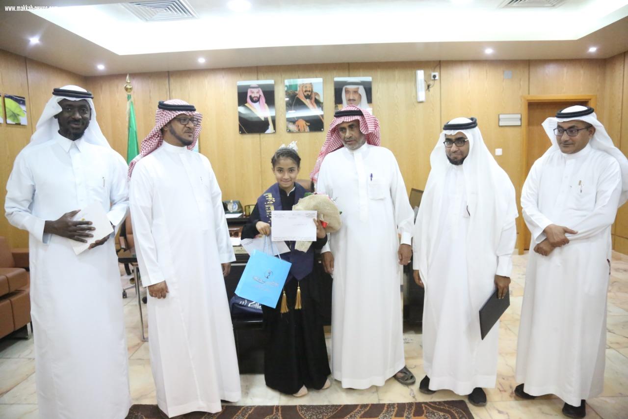 مدير تعليم صبيا  الحازمي و قيادات التعليم بالأداره في وقفة تكريم للطالبه لجين الغروي  لحصولها المركز الاول بجائزه الامير نايف للسنه النبوية 