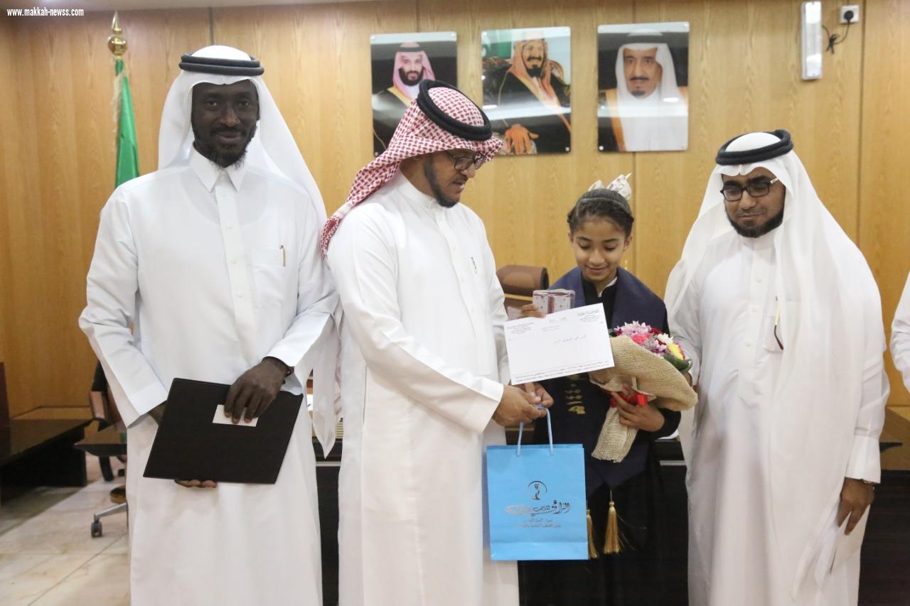 مدير تعليم صبيا  الحازمي و قيادات التعليم بالأداره في وقفة تكريم للطالبه لجين الغروي  لحصولها المركز الاول بجائزه الامير نايف للسنه النبوية 