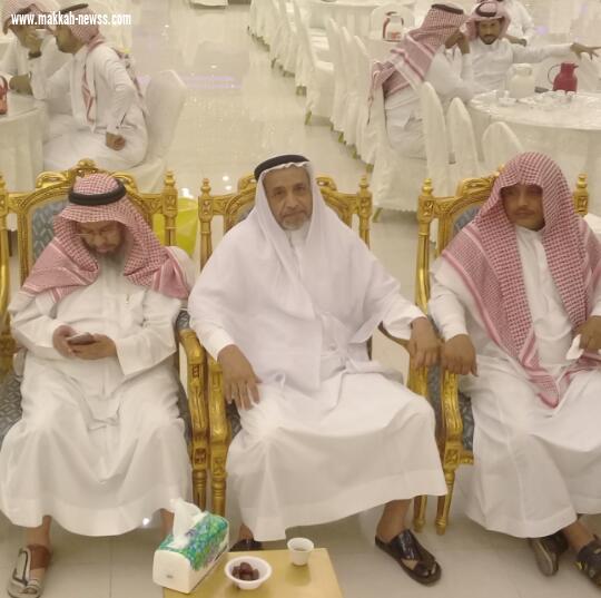 امام وخطيب جامع الطوال الاوسط يكرم الظافري لحصوله على شهادة الدكتوراه