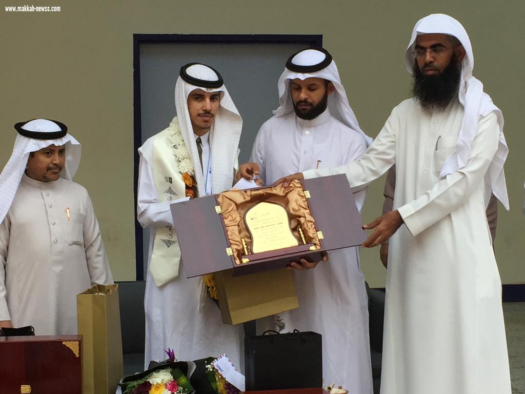 ثانوية العارضة تكرم المعيني الفائز بجائزة تحدي القراءة